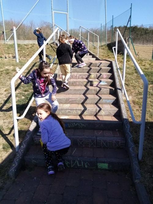 Jak si hrají a pomáhají starší děti