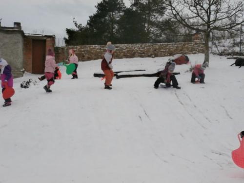 Zimní hrátky na zahradě