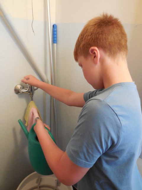 Zaléváme divoký koutek a záhonek ředkviček