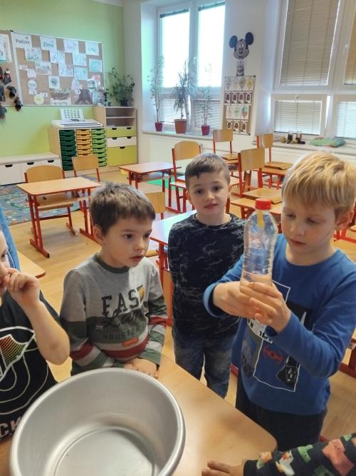 Jídlo pod mikroskopem a pokusy s vodou